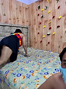 Foto porno MOM-SUN-COUPLE ne arata tot la camera pe KUR.ro