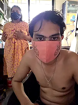 Foto porno MOM-SUN-COUPLE ne arata tot la camera pe KUR.ro