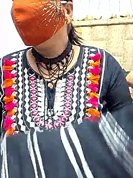 Foto porno MOM-SUN-COUPLE ne arata tot la camera pe KUR.ro
