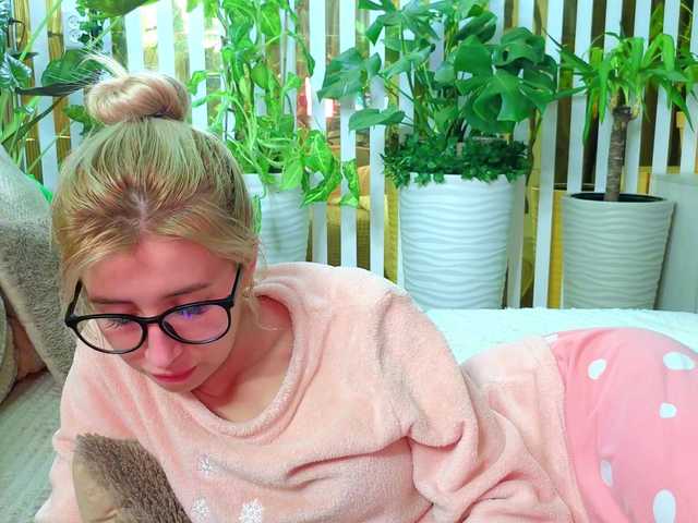 Foto porno MiaLiaHot se dezbraca la web pe BongaCams pe KUR.ro