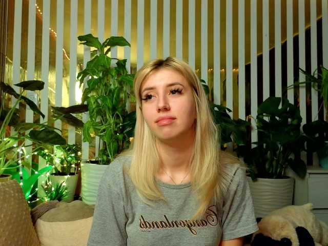 Foto porno MiaLiaHot se dezbraca la web pe BongaCams pe KUR.ro