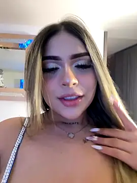 Foto porno MiaWhitePink_ descoperita pe video chat pe KUR.ro