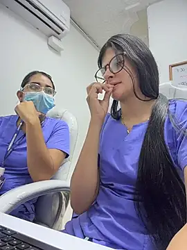 Foto porno Mia_Alanna descoperita pe video chat pe KUR.ro