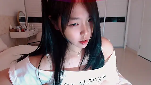 Foto porno Miu1_girl descoperita pe video chat pe KUR.ro