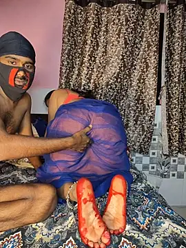 Foto porno Mona_kunal descoperita pe video chat pe KUR.ro