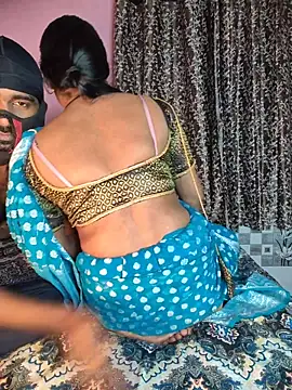 Foto porno Mona_kunal descoperita pe video chat pe KUR.ro