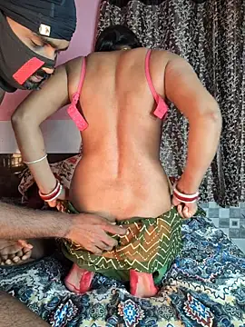 Foto porno Mona_kunal descoperita pe video chat pe KUR.ro