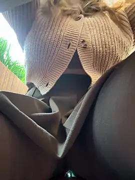 Foto porno PumaShyXD se dezbraca la web pe StripChat pe KUR.ro