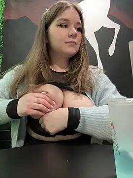 Foto porno PumaShyXD se dezbraca la web pe StripChat pe KUR.ro