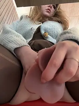 Foto porno PumaShyXD se dezbraca la web pe StripChat pe KUR.ro