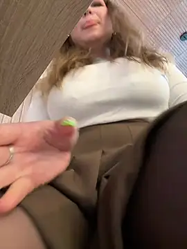 Foto porno PumaShyXD se dezbraca la web pe StripChat pe KUR.ro