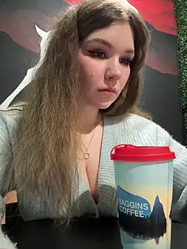 Foto porno PumaShyXD se dezbraca la web pe StripChat pe KUR.ro