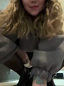 Foto porno PumaShyXD se dezbraca la web pe StripChat pe KUR.ro