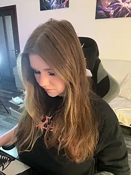 Foto porno PumaShyXD se dezbraca la web pe StripChat pe KUR.ro