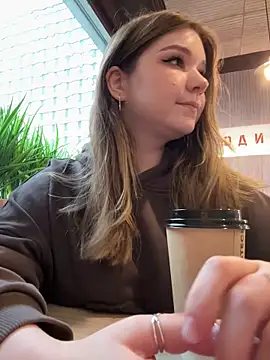 Foto porno PumaShyXD se dezbraca la web pe StripChat pe KUR.ro