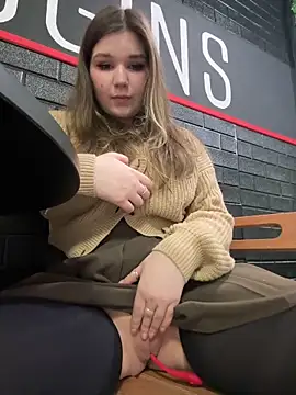 Foto porno PumaShyXD se dezbraca la web pe StripChat pe KUR.ro