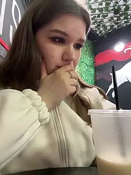 Foto porno PumaShyXD se dezbraca la web pe StripChat pe KUR.ro