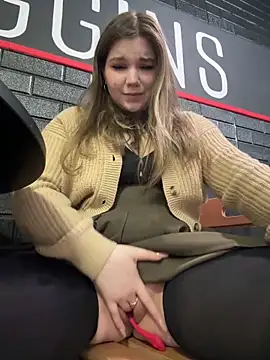 Foto porno PumaShyXD se dezbraca la web pe StripChat pe KUR.ro