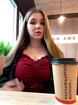 Foto porno PumaShyXD se dezbraca la web pe StripChat pe KUR.ro