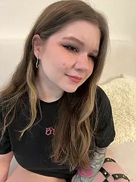 Foto porno PumaShyXD se dezbraca la web pe StripChat pe KUR.ro