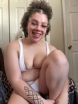 Foto porno QueenNuttCollector se dezbraca la web pe StripChat pe KUR.ro