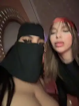 Foto porno Queentaraf999 se dezbraca la web pe StripChat pe KUR.ro