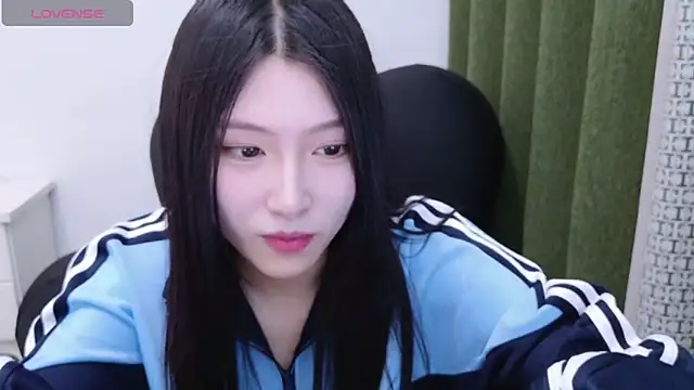 Foto porno Rainybaby se dezbraca la web pe StripChat pe KUR.ro