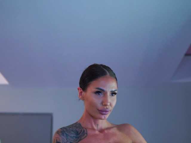 Foto porno Ganduri murdare cu RaquelleVon pe KUR.ro