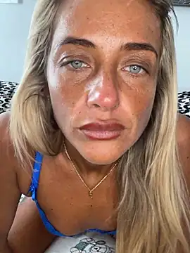 Foto porno ScarlettGold_ se dezbraca la web pe StripChat pe KUR.ro