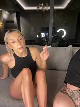 Foto porno SexOnMyLvL ne arata tot la camera pe KUR.ro