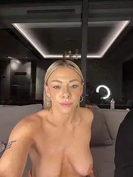 Foto porno SexOnMyLvL ne arata tot la camera pe KUR.ro