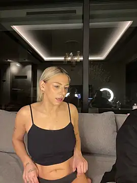 Foto porno SexOnMyLvL ne arata tot la camera pe KUR.ro