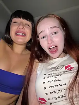 Foto porno SnappyHappy ne arata tot la camera pe KUR.ro