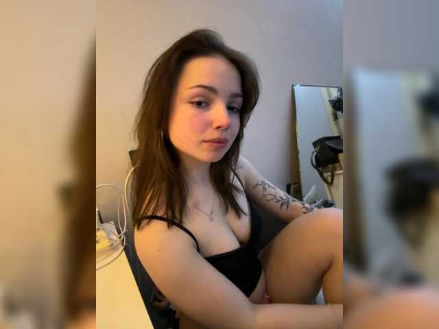 SoftElinaa se dezbraca la web pe BongaCams