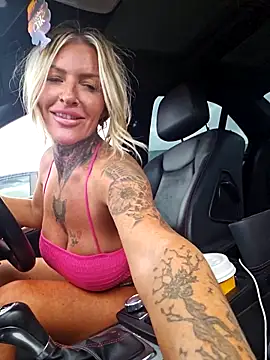 Foto porno YourMommyBlair ne arata tot la camera pe KUR.ro