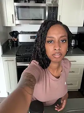 Foto porno Your_Paris se dezbraca la web pe StripChat pe KUR.ro