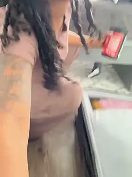 Foto porno Your_Paris se dezbraca la web pe StripChat pe KUR.ro