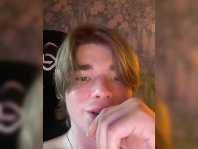 Zolomax228 se dezbraca la web pe BongaCams