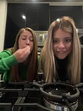 Foto porno _Alicee_1 se dezbraca la web pe StripChat pe KUR.ro