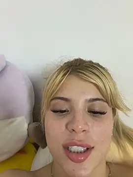Foto porno _Alicee_1 se dezbraca la web pe StripChat pe KUR.ro