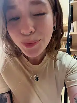 Foto porno _NotYourSlut_ ne arata tot la camera pe KUR.ro