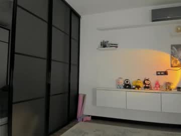 Foto porno akime_girl ne arata tot la camera pe KUR.ro