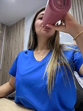 Foto porno alicee16 descoperita pe video chat pe KUR.ro