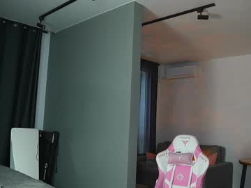 Foto porno amilia4u se dezbraca la web pe Chaturbate pe KUR.ro