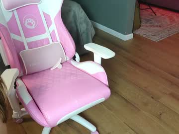 Foto porno amilia4u se dezbraca la web pe Chaturbate pe KUR.ro