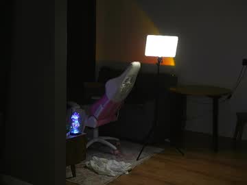Foto porno amilia4u se dezbraca la web pe Chaturbate pe KUR.ro