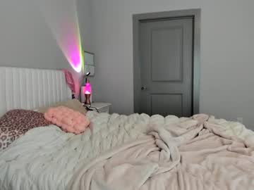 Foto porno ariah_is_blonde descoperita pe video chat pe KUR.ro
