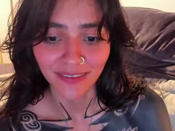 Foto porno artgea se dezbraca la web pe Chaturbate pe KUR.ro