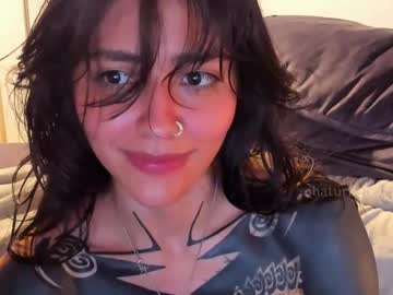Foto porno artgea se dezbraca la web pe Chaturbate pe KUR.ro