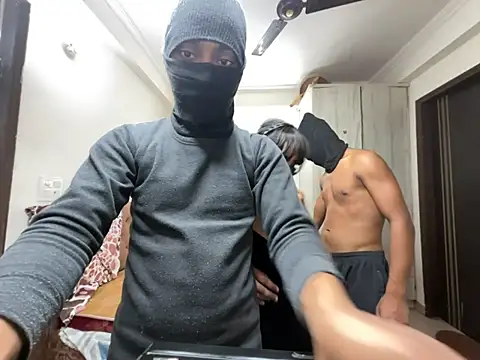 Foto porno avnikaur ne arata tot la camera pe KUR.ro